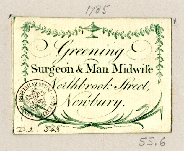 Eine alte Postkarte mit einer Briefmarke, die "Greening Surgeon & Man Midwife, Northbrook Street, Newbury" und handgeschriebene Texte und Zahlen enthält.