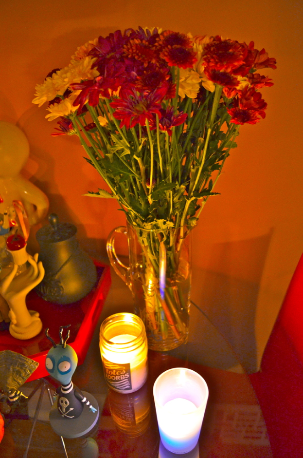 Ein Tisch mit einer Vase und einigen Spielsachen darauf.