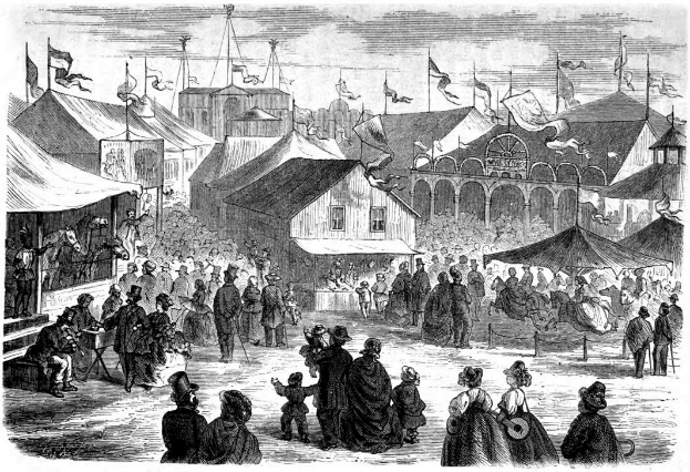 Eine Schwarz-Weiß-Zeichnung eines pulsierenden viktorianischen Karnevals in London, England, mit Zelten, Gebäuden, Fahnen, Polen und Text unten, der "Victorian Carnival in London, England" lautet.