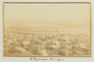 Altes Schwarz-Weiß-Foto eines Stadions in einer städtischen Umgebung, umgeben von Gebäuden, Bäumen und Strommasten, mit sichtbarem Text unten.