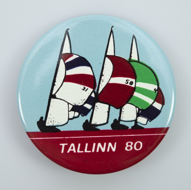 Der lettische EU-Abgeordnete Kols schenkte Kaja Kallas ein Aufkleber mit einem "Baltischen Chihuahua" vor den Flaggen der Baltischen Staaten