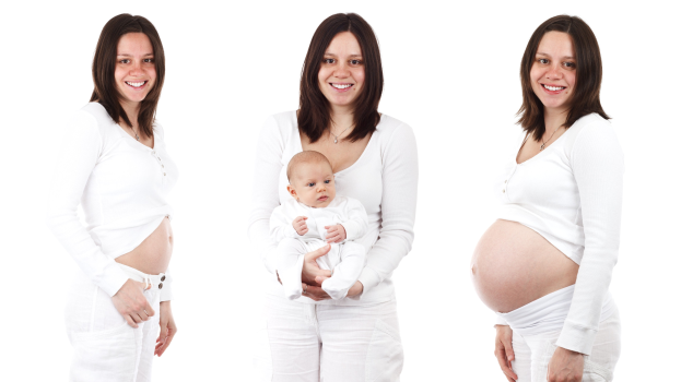 Drei schwangere Frauen, die strahlend stehen und eine ein Baby in den Armen hält, vor einem hellen weißen Hintergrund.