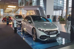 Ein silberner Mercedes-Benz S-Klasse Coupé, das auf der Frankfurter Motor Show ausgestellt ist, umgeben von Menschen und beleuchtet von Deckenlampen.
