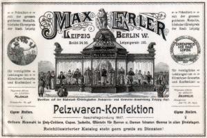 Eine alte Werbung für Max Erler Leipzig in Berlin, Deutschland, die eine Gruppe von Menschen vor einem Gebäude zeigt, mit Text, der wahrscheinlich ein Ereignis ankündigt.
