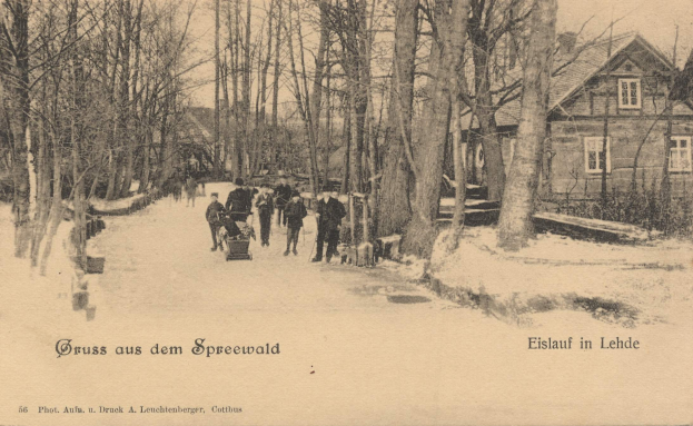 Ein altes Schwarz-Weiß-Foto von Menschen, die eine verschneite Straße in Lechtenberger, Deutschland, entlanggehen, gesäumt von Bäumen und Häusern, mit Text unten.