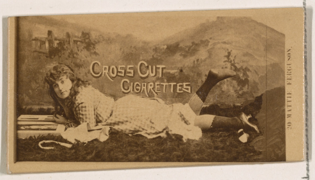Ein altes Foto einer Frau, die auf dem Boden liegt und ein Buch mit dem Titel "Cross Cut Cigarettes" liest, umgeben von Bäumen, Hügeln und einem Gebäude im Hintergrund.