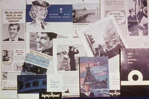 Zeitungen auf einem Tisch mit Bildern eines grinsenden Mannes und einer ernsten Frau, beide mit kurzem dunklen Haar und legerer Kleidung.