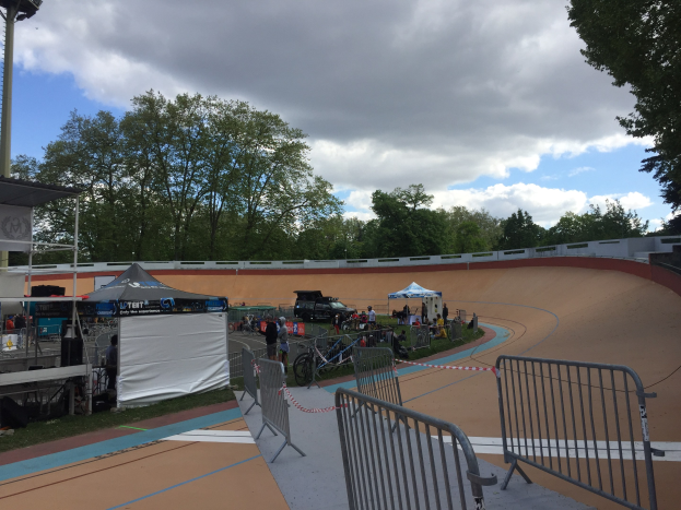 Gruppe von Radfahrern auf einer Schmutzspur bei den UCI BMX-Weltmeisterschaften 2018