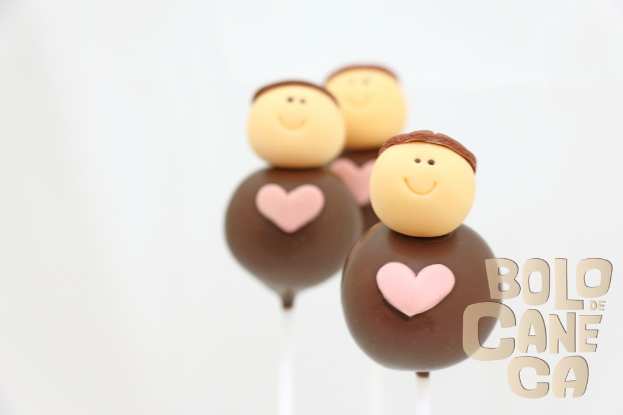 Mehrere Süßstangen sind im Vordergrund zu sehen, mit Text am unteren Bildrand.