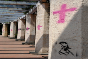 Säulen auf der rechten Seite mit christlichen Symbolen und Fliesen unten.