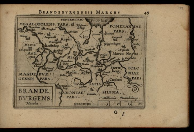 Altes Buch mit schwarzem Einband, das eine detaillierte Karte der Brandenburg-Region Deutschlands zeigt, einschließlich geografischer Merkmale wie Flüsse, Berge und Städte, sowie begleitenden Text über die Region.