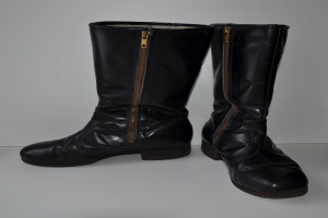 Schwarze Lederstiefel mit silbernen Reißverschlüssen auf einem weißen Hintergrund, mit einem glänzenden Finish.