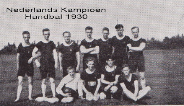 Ein Schwarz-Weiß-Foto einer Handballmannschaft aus dem Jahr 1930, mit einigen Mitgliedern im Vordergrund stehend und sitzend, Bäumen und einem klaren Himmel im Hintergrund und Text oben auf dem Bild.