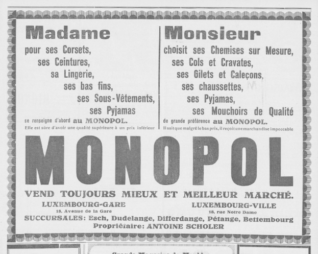 Ein Monopoly-Brettspiel, das auf einem Tisch mit Spielkarten, Papieren und einem Bleistift verstreut ist.