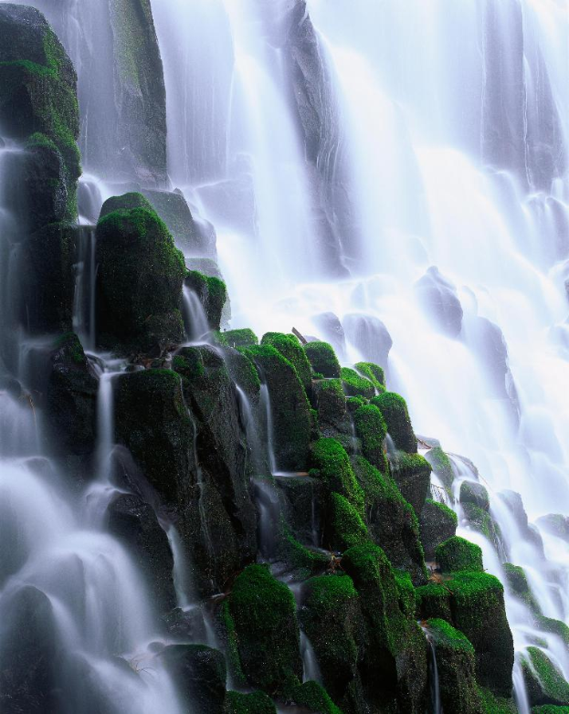 Ein Wasserfall auf der rechten Seite mit Moos in der Mitte.