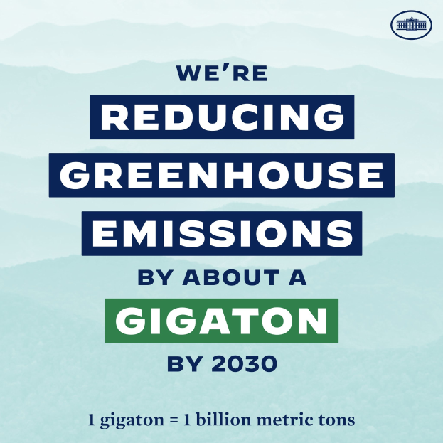 Plakat mit Text und Logo, auf dem "Wir reduzieren die Treibhausgasemissionen bis 2030 um etwa eine Gigatonne." steht.