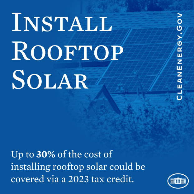 Ein Plakat mit Text, der eine 2023er Steuergutschrift für Dachsolarinstallation bewirbt, mit einem Gebäude mit Solarpanelen und Bäumen im Hintergrund.