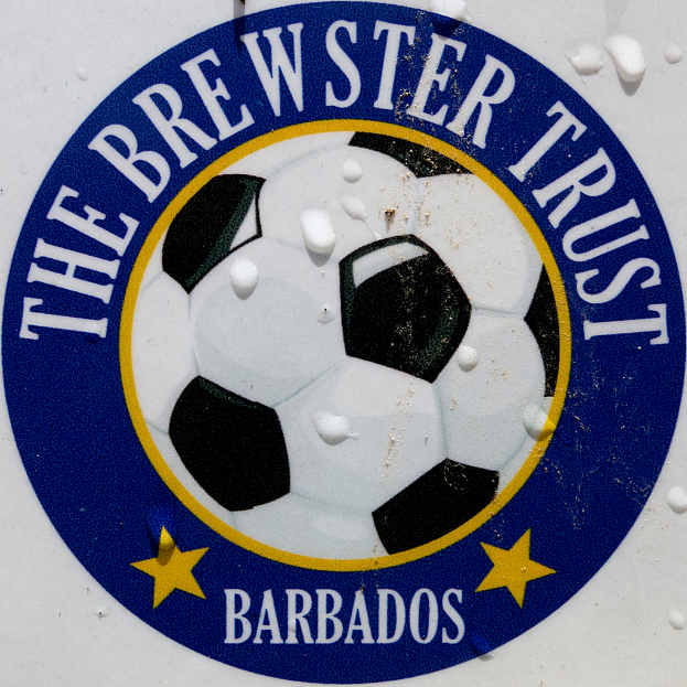 Fußball-Logo mit zwei Sternen und darunter Text