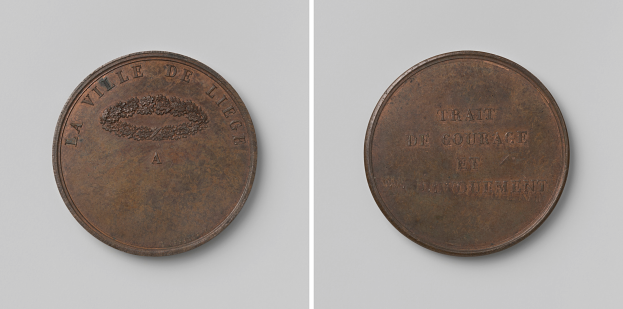 Eine Bronzemedaille mit der Inschrift "Trait de Courage" vor einem weißen Hintergrund.