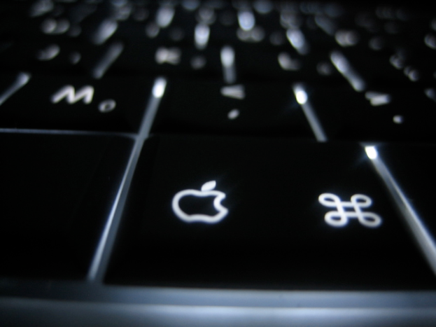 Eine schwarze Tastatur-Taste mit einem Apple-Logo.