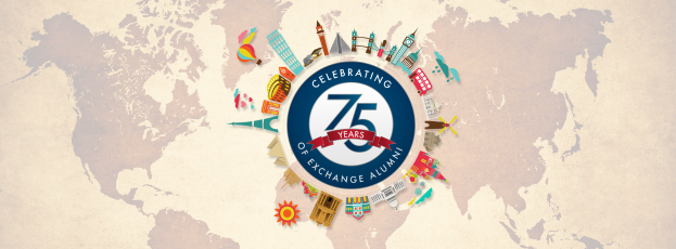 Eine Weltkarte mit dem Text "75 Jahre Austausch feiern" in der Mitte, umgeben von animierten Bildern von Gebäuden und anderen Gegenständen.
