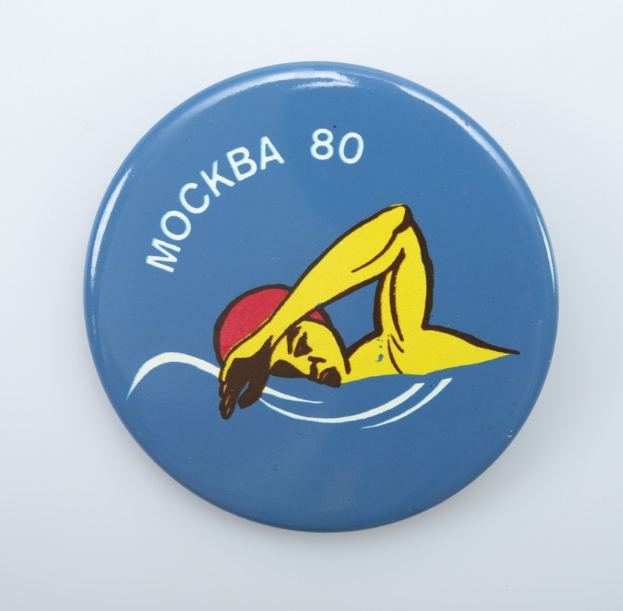 Ein blauer Button mit der Aufschrift "Mockba 80" und einem Bild einer Person, die schwimmt, vor einem weißen Hintergrund.