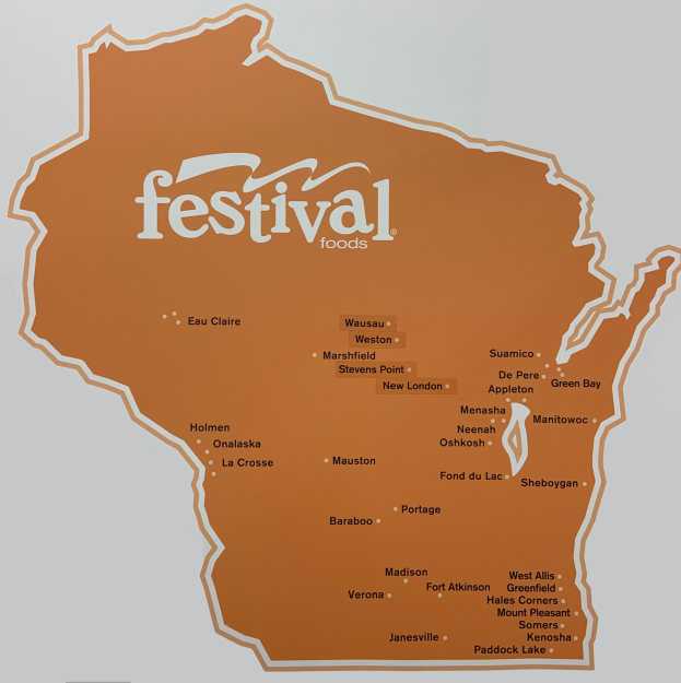 Ein lebendiger Plakatentwurf, der eine mit verschiedenen Früchten, Gemüsen und Snacks gefüllte Wisconsin-Karte zeigt, mit dem prominenten Text "Festival Foods".