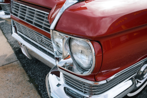 Ein rotes Fahrzeug ist auf der Straße zu sehen.