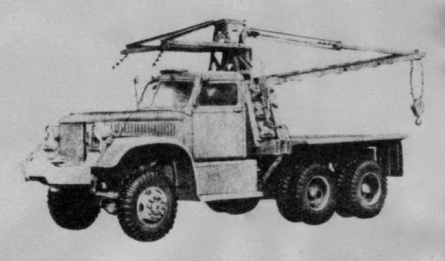 Schwarz-weiß-Foto eines großen, vierrädrigen Truck mit einem Kran auf der Rückseite und einem Anhänger