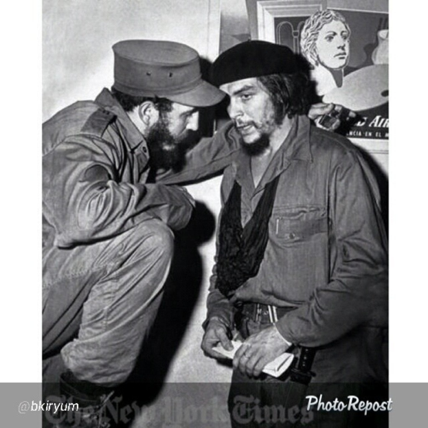 Zwei Personen unterhalten sich mit einem gerahmten Bild und einer Wand im Hintergrund, und Text ist unten im Bild zu sehen.