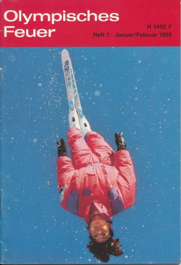 Buchumschlag mit einem Skifahrer in der Luft, der einen Ski-Anzug trägt, mit der Aufschrift "Olympische Spiele Feuer - Heft 1 - Januar/Februar 1988" und einem entschlossenen Gesichtsausdruck.