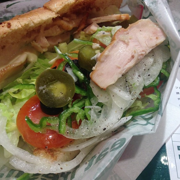 Ein Lebensmittel, das in eine Hülle gewickelt ist, mit sichtbaren Tissue-Papieren auf der rechten Seite.