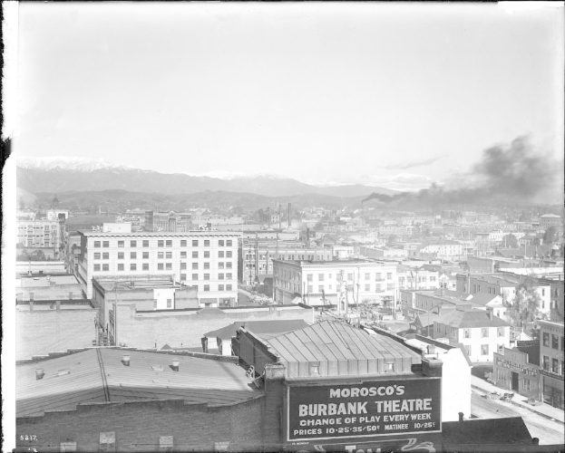 Ein Schwarz-Weiß-Bild von Gebäuden mit einer rauchenden Fabrik.