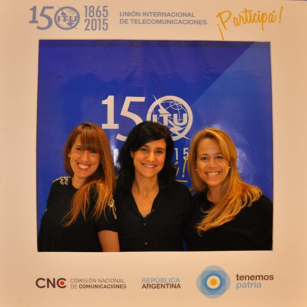 Ein Foto Rahmen mit drei Frauen vor einem blauen Hintergrund, umgeben von Sponsorennamen und einem Unternehmensnamen.