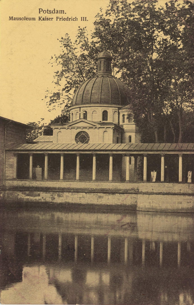 Schwarz-weiß-Fotografie eines kuppelförmigen Gebäudes, das als 'Potsdam Mausoleum Kaiser Friedrich III' bezeichnet ist, umgeben von Bäumen und Wasser.
