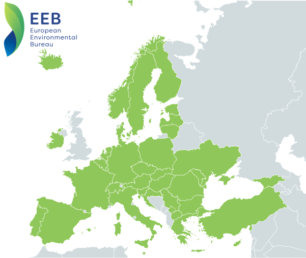 Eine Karte von Europa mit verschiedenen Grüntönen, die unterschiedliche Regionen der EU darstellen, und das Logo des Europäischen Umweltbüros in der linken oberen Ecke.