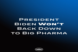 Blauer Hintergrund mit weißer Text, der "Präsident Biden gibt Big Pharma nicht nach" lautet, und einem Logo unten.