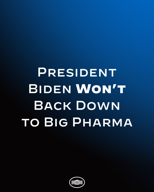 Blauer Hintergrund mit weißer Text, der "Präsident Biden gibt Big Pharma nicht nach" lautet, und einem Logo unten.