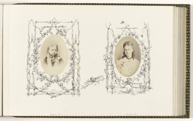 Ein aufgeschlagenes Buch mit zwei Bildern: eine Frau mit sanftem Gesichtsausdruck und ein Kind, das direkt in die Kamera schaut, beide mit kurzem dunklen Haar und weißen Kleidern, vor einem hellblauen Hintergrund.