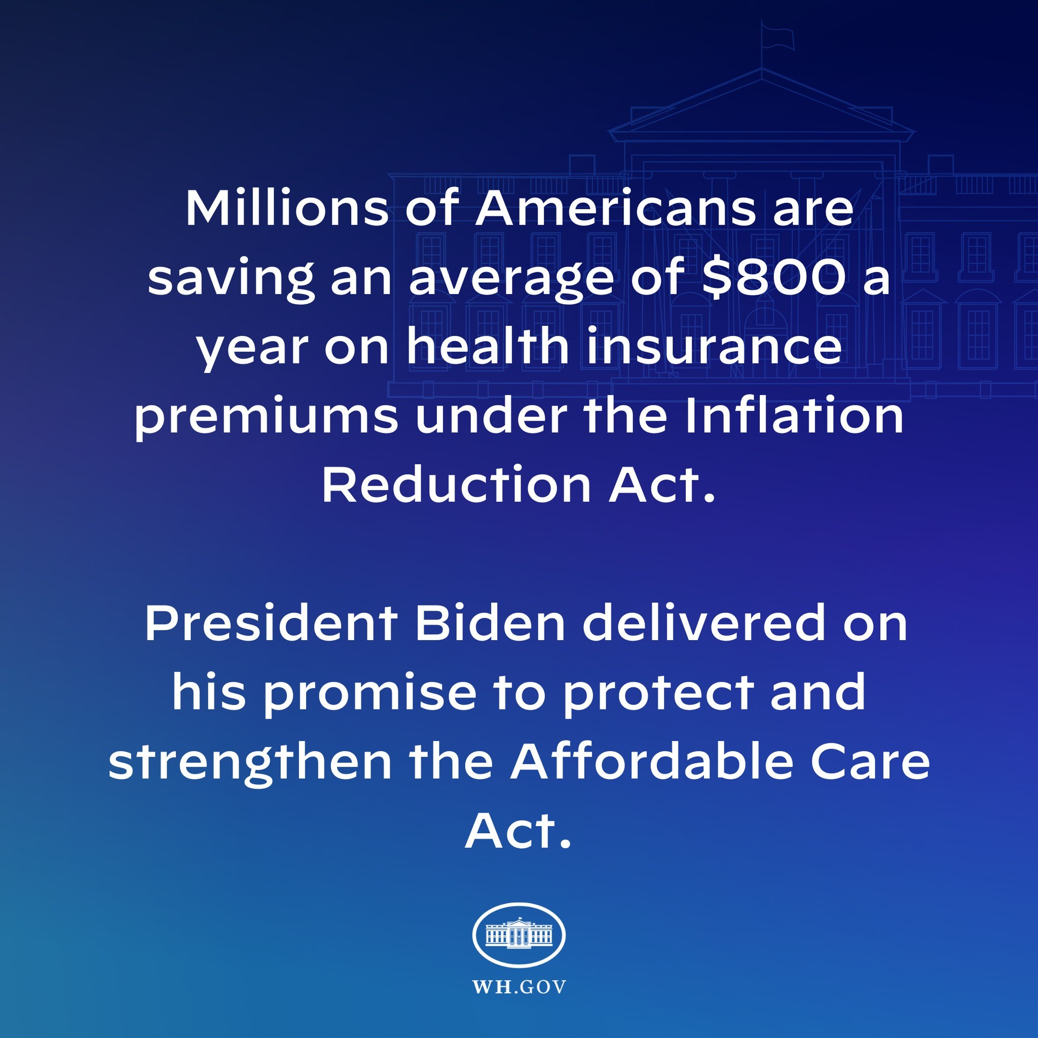 Blauer Hintergrund mit weißer Schrift, die besagt "Millionen von Amerikanern sparen durchschnittlich 800 USD im Jahr auf die Gesundheitsversicherungsprämien unter dem Inflation Reduction Act" in der Mitte, mit einem Logo darunter.