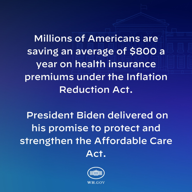 Blauer Hintergrund mit weißer Schrift, die besagt "Millionen von Amerikanern sparen durchschnittlich 800 USD im Jahr auf die Gesundheitsversicherungsprämien unter dem Inflation Reduction Act" in der Mitte, mit einem Logo darunter.