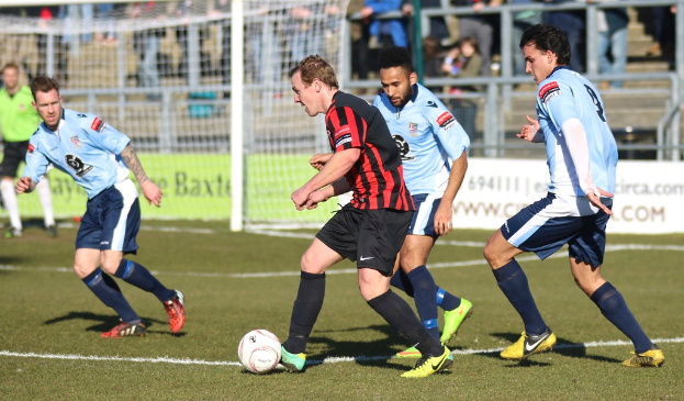 Eine Gruppe von Menschen beim Fussballspielen.