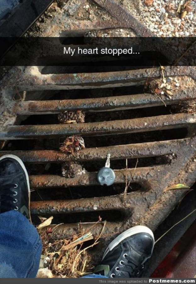 Eine Person steht auf einer Gullyabdeckung mit einem Schlüssel darauf und die Wörter "Mein Herz blieb stehen" sind daneben geschrieben.