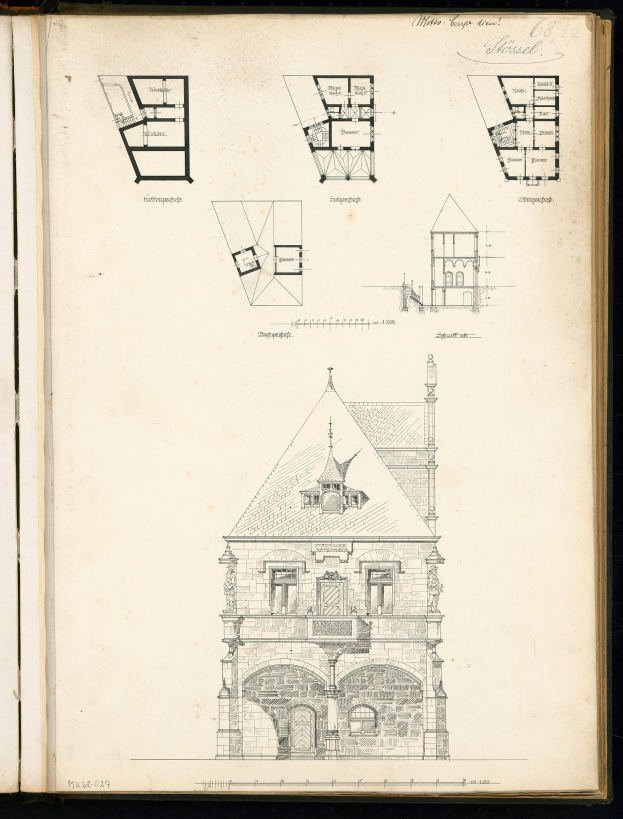 Offenes Buch mit dem Titel "Architektonische Pläne des Rathauses von Heidelberg" zeigt detaillierte Zeichnungen eines Gebäudes.
