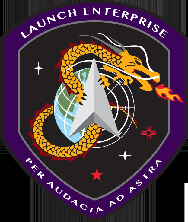 Logo des Space Shuttle Enterprise mit einem furchterregenden Drachen mit ausgebreiteten Flügeln und erhobenem Kopf, einer tiefblauen Weltkugel mit weißer Umrandung und schwarzer, fetter Schrift darunter.