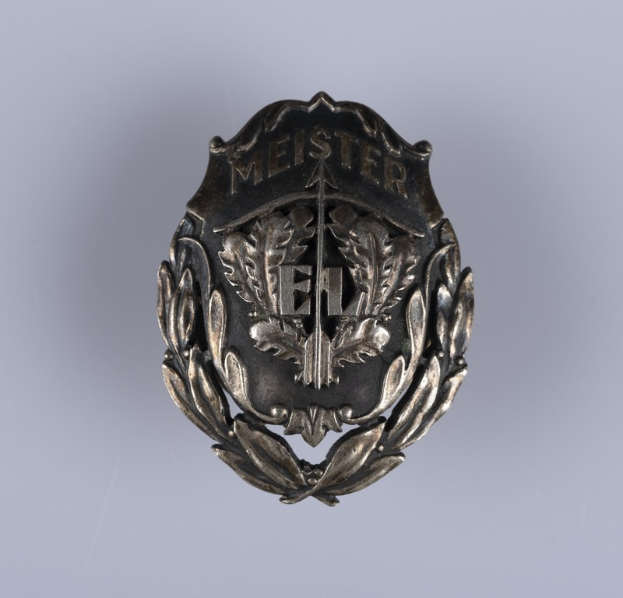 Silbernes Abzeichen mit Lorbeerkranz, Emblem der Deutschen Armee, mit darauf eingravierter Inschrift.