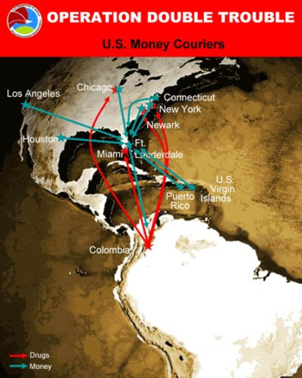 Plakat mit der Aufschrift "Operation Double Trouble: US-Geldkurier" mit einer Karte der USA, die in zwei Abschnitte unterteilt ist: einer zeigt die Routen der US-Geldkurier und der andere die Standorte der Geldtransportunternehmen, mit fetter schwarzer Schrift auf weißem Rand.
