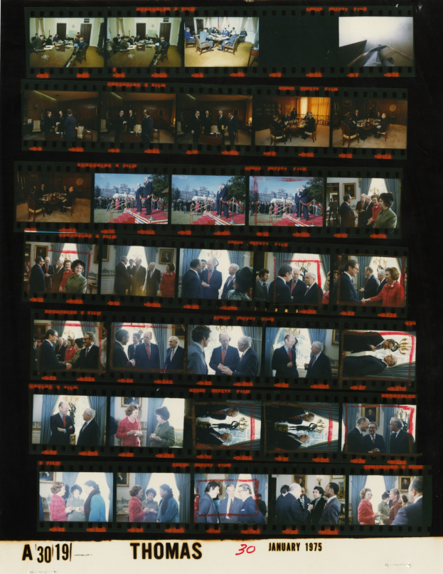 Collage aus Fotos in Filmstreifen-Layout, die verschiedene Personen in Anzügen und Krawatten zeigen, die in einem Gitter mit unterschiedlichen Farbtönen angeordnet sind und von Text am unteren Rand begleitet werden.