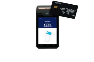 Ein Mobiltelefon, das einen Zahlungsbildschirm anzeigt, mit einer daneben liegenden Kreditkarte, die den Einsatz eines Ingenico-Mobilzahlungssystems vermuten lässt.