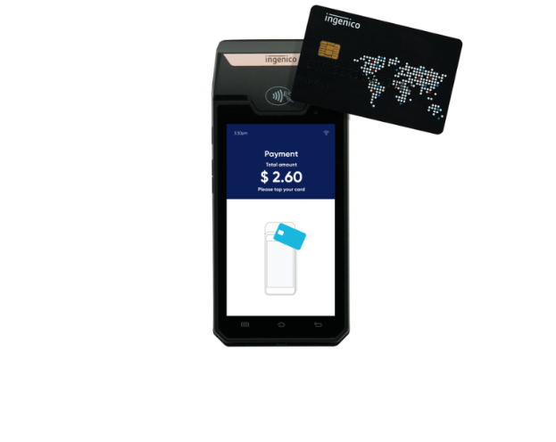 Ein Mobiltelefon, das einen Zahlungsbildschirm anzeigt, mit einer daneben liegenden Kreditkarte, die den Einsatz eines Ingenico-Mobilzahlungssystems vermuten lässt.